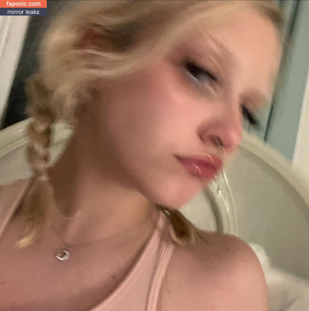 Chloe Moriondo leaked nude photo 1