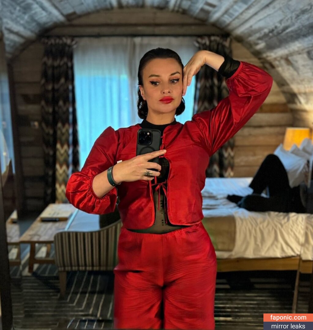 gizzi-erskine Nude Leaked OnlyFans Photo Picture