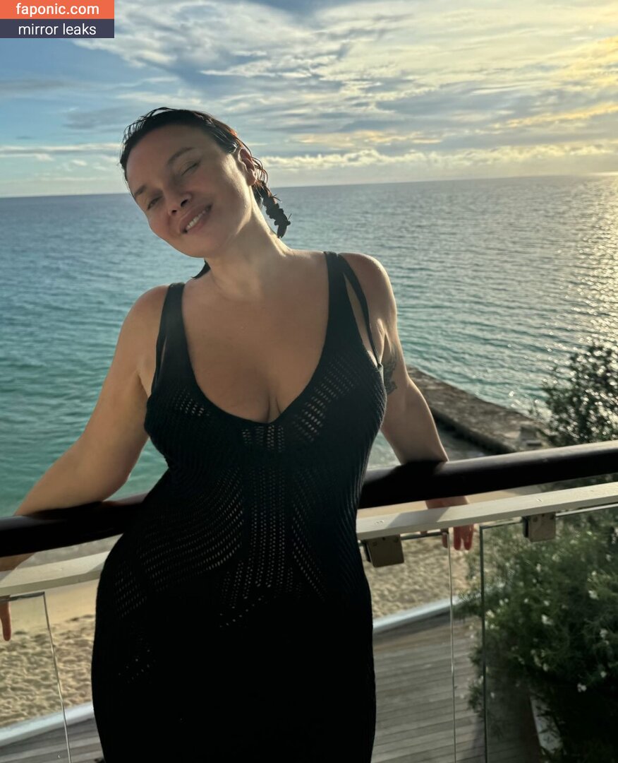 gizzi-erskine Nude Leaked OnlyFans Photo Picture