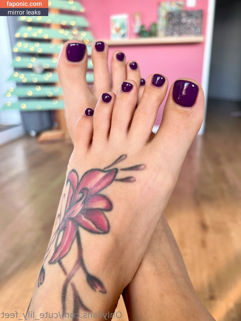 cute_lily_feet