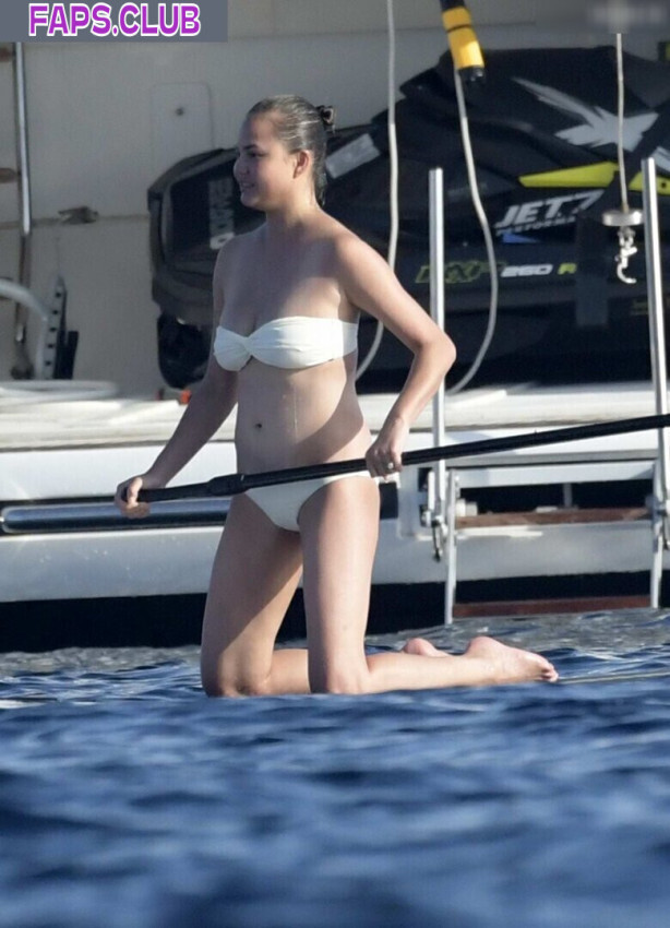 Chrissy Teigen nude leaks Photo #8