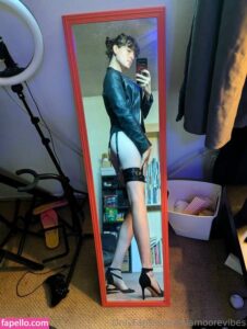 Mia Moore photo 5