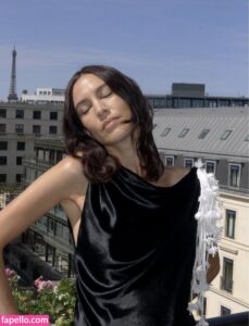 Alexa Chung nude leaks Photo #3