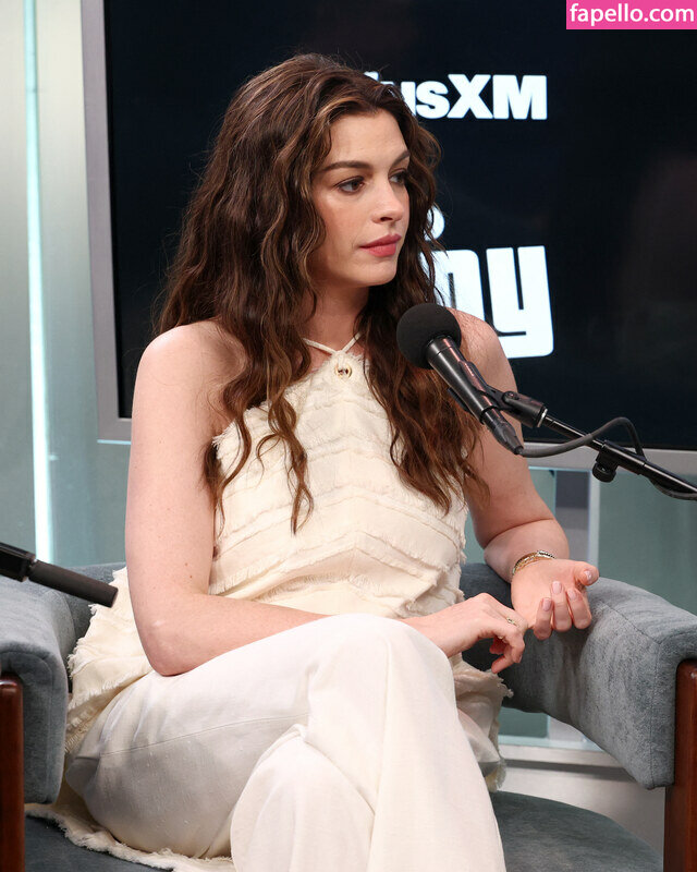 Anne Hathaway nude leaks Photo #2