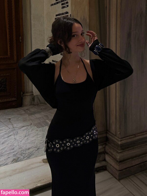 Gizem Kuşku nude leaks Photo #1