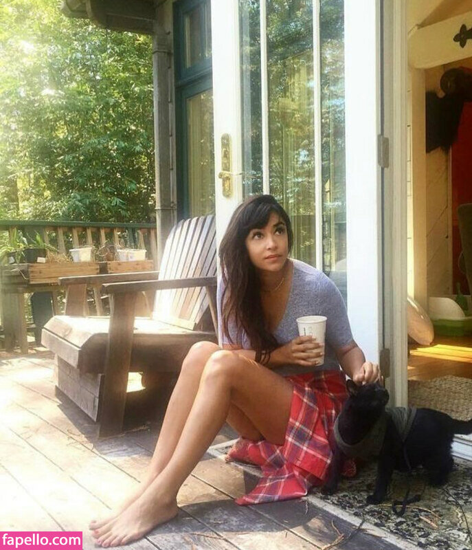 Hannah Simone nude leaks Photo #17