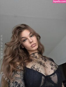 Lara.uth nude leaks Photo #2