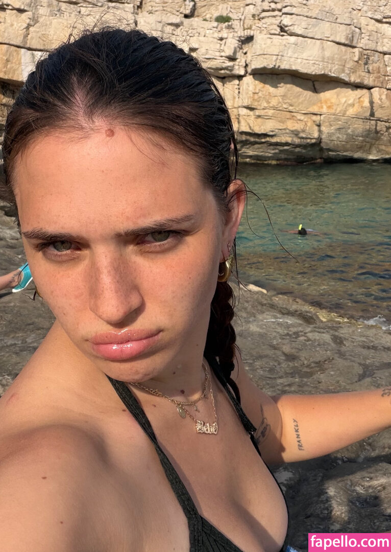 Mae Muller nude leaks Photo #1