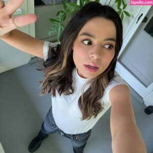 Miranda Cosgrove nude leaks Photo #3